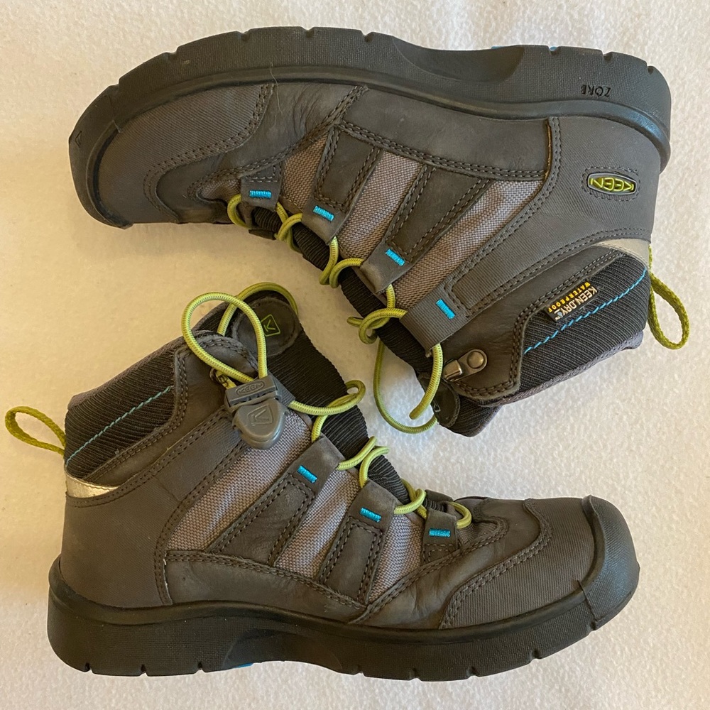 Youth Keen waterproof boots for hiking and snow. Size 2. Excellent condition.